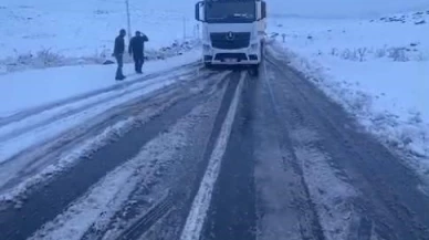 Yoğun Kar Yağışı, Tırları Yolda Bıraktı