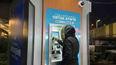 ATM’de Isınmaya Çalışan Kedi,  Soğuk Havada Vatandaşları Neşelendirdi