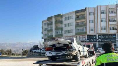 Adıyaman'da Trafik Kazası: İki Otomobil Çarpıştı,  2 Yaralı