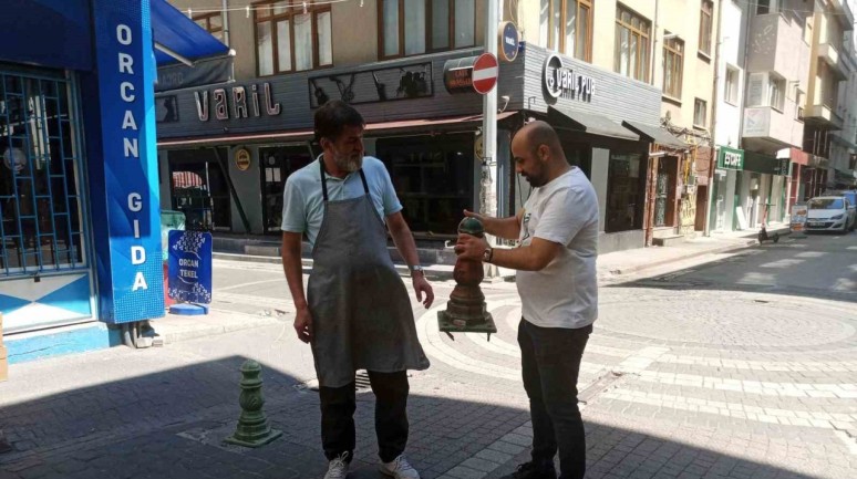 Trafiğe Kapalı Sokak: Yetkililerden Ses Çıkmayınca Esnaf Kendi Çözümünü Üretti