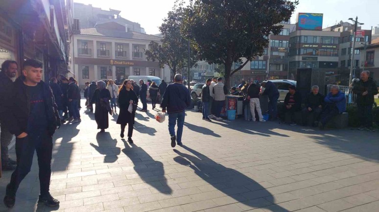 Balıkesir’de Ocak’ta Sıcak Havanın Tadını Çıkaran Vatandaşlar,  Parklara Akın Etti