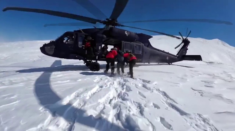 Kar Yağışı Sebebiyle Mahsur Kalan Vatandaş Helikopterle Alındı