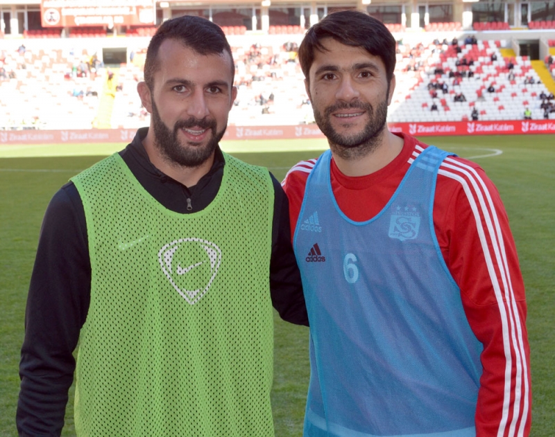 Sivasspor Takım kaptanı Adem Koçak ile Bugsaşspor forması giyen kardeşi Mikail Koçak futbolculuk kariyerlerinde ilk kez birbirlerine rakip oldu.