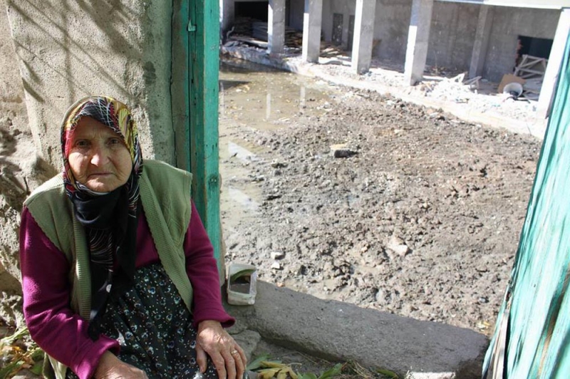 Sivas'ta yalnız yaşayan yaşlı kadın evinin yıkılması için müteahhit firmayla anlaşamadı. Evin bulunduğu sokaktaki diğer evlerle anlaşan firma diğer evleri yıkınca yaşlı kadının evine girmek için kullandığı kapının önünde yaklaşık 5 metre yükseklik çukur oluştu.  