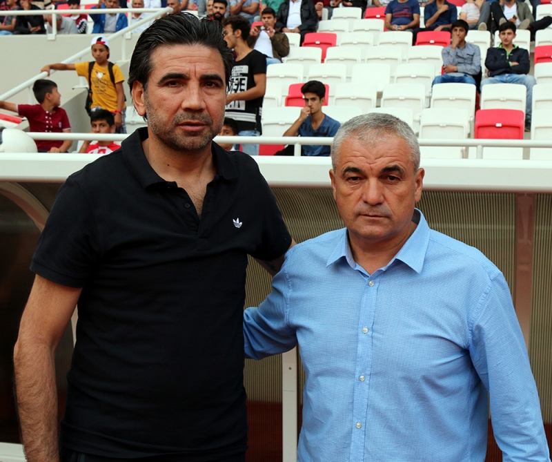  SİVAS'ta bu yıl 18'incisi düzenlenen Cumhuriyet Kupası maçında Sivasspor ile karşılaşan Kasımpaşa, maçtan 1-0 galip ayrılarak kupayı kazandı.. 