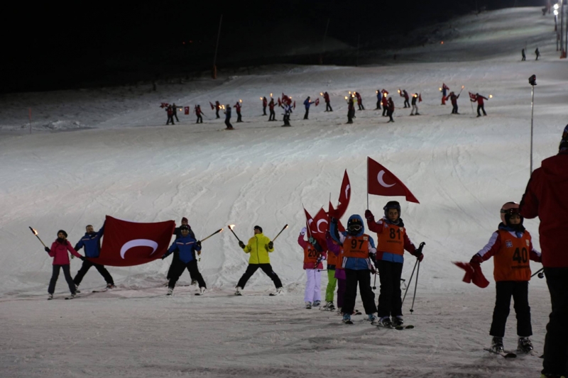 Sivas Yıldız Dağı Kış Sporları ve Turizm Merkezi'nde düzenlenen gece etkinliğinde, yaklaşık 50 sporcu ve Vali Davut Gül, Yıldız Dağı'ndan meşaleli iniş gerçekleştirerek teröre tepki gösterdi. 