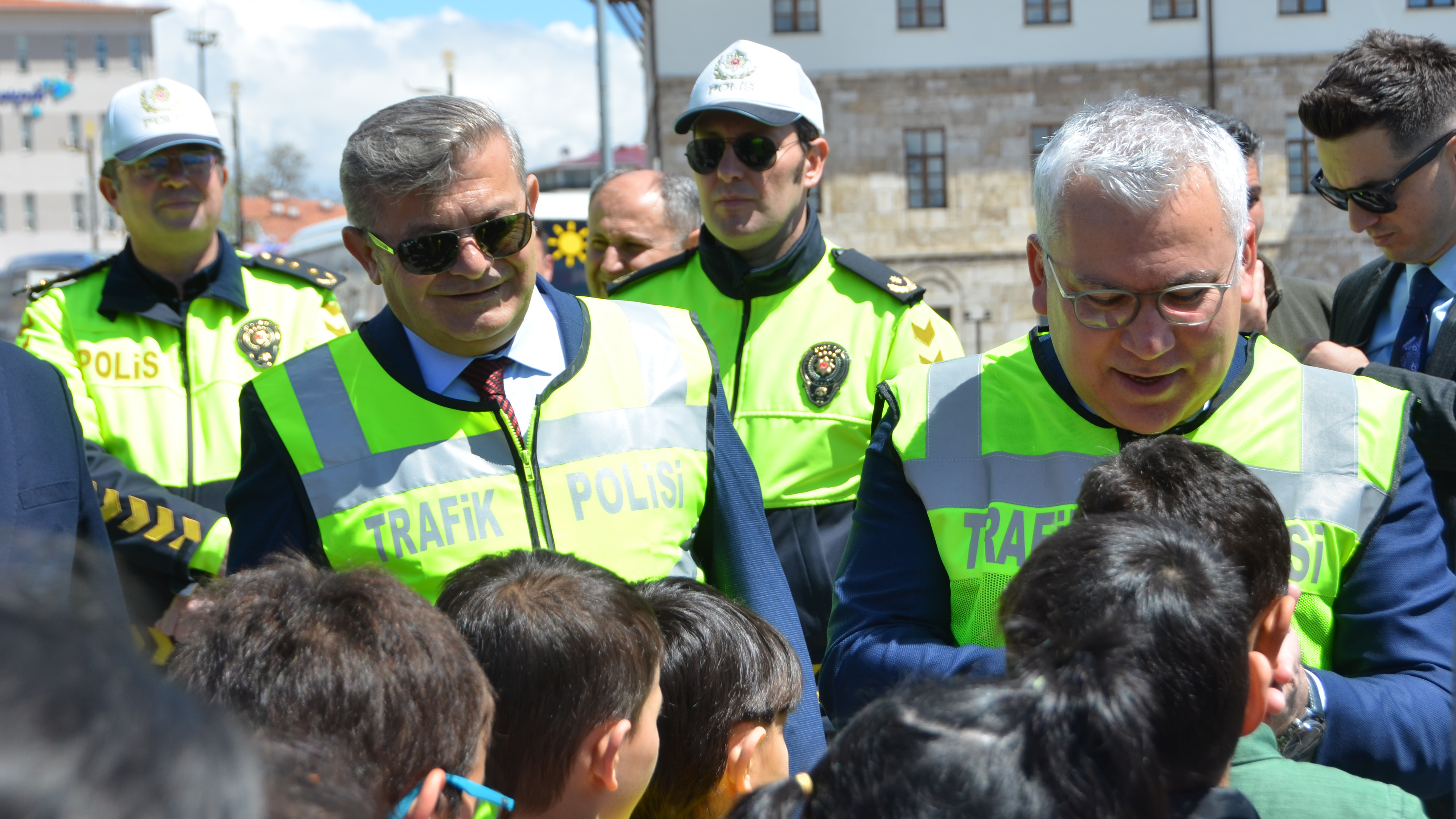 MİNİKLER İŞ BAŞINDA