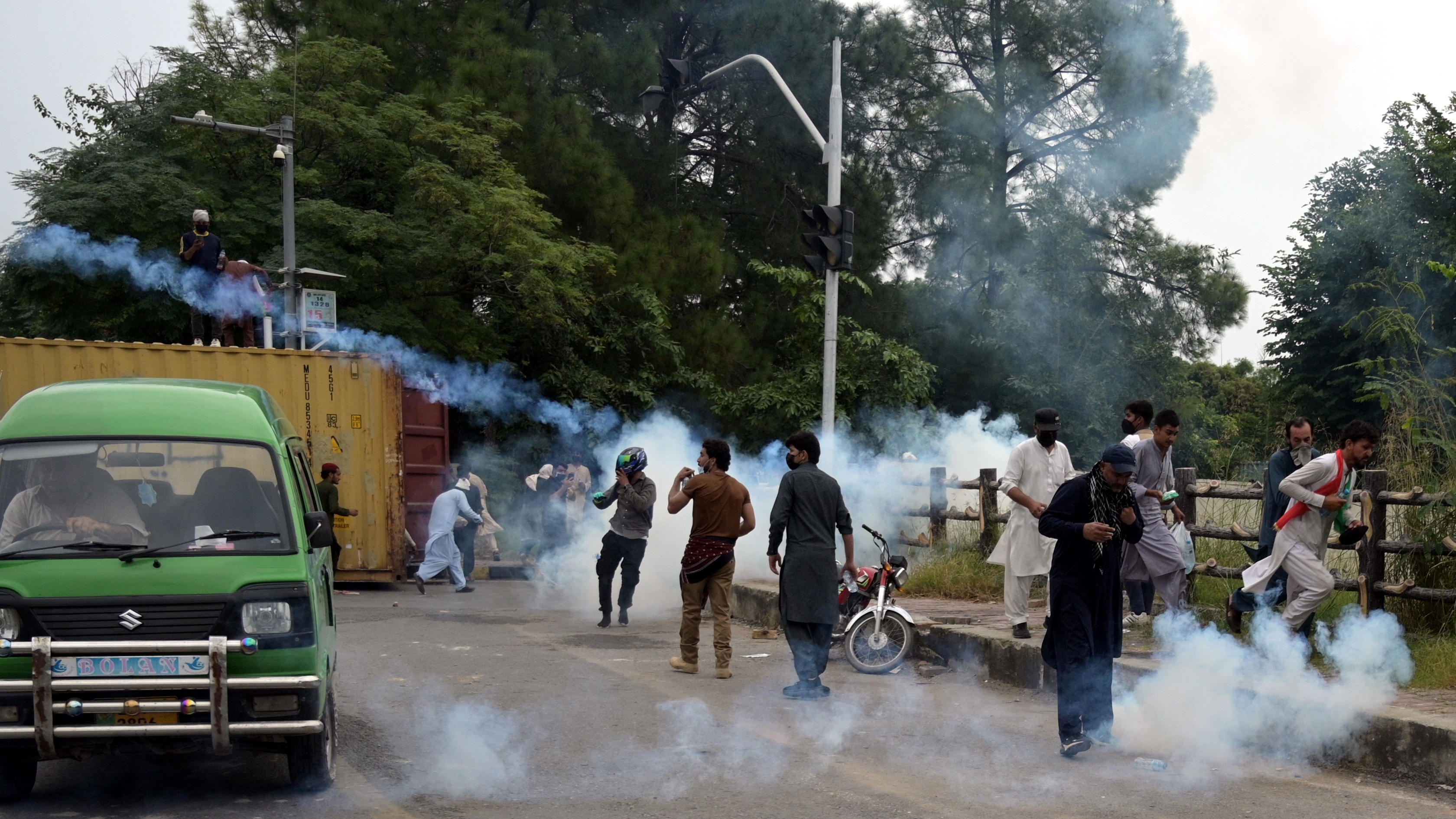 Pakistan'da Imran Khan Destekçileri ile Polis Arasında Çatışma