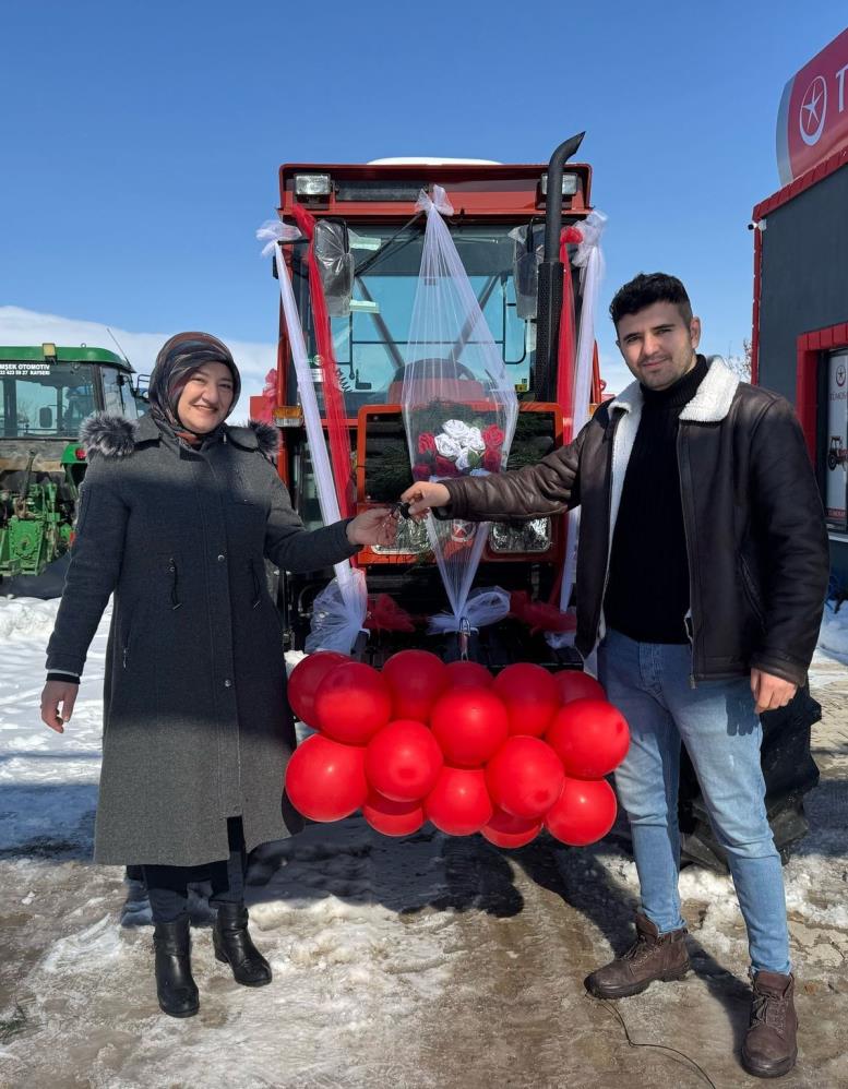 Sevgililer Gununde Anneye Traktor Surprizi 1