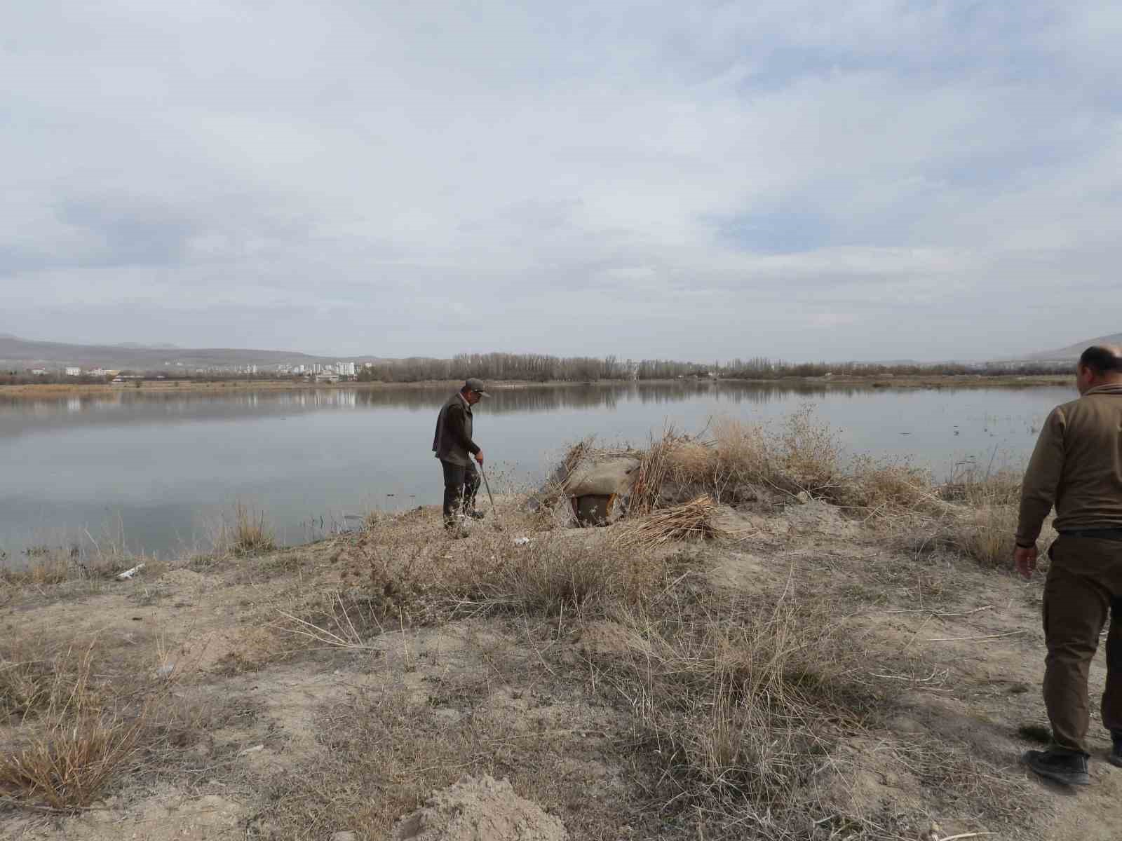 akkaya-barajindaki-kacak-avci-kulubeleri-yikildi