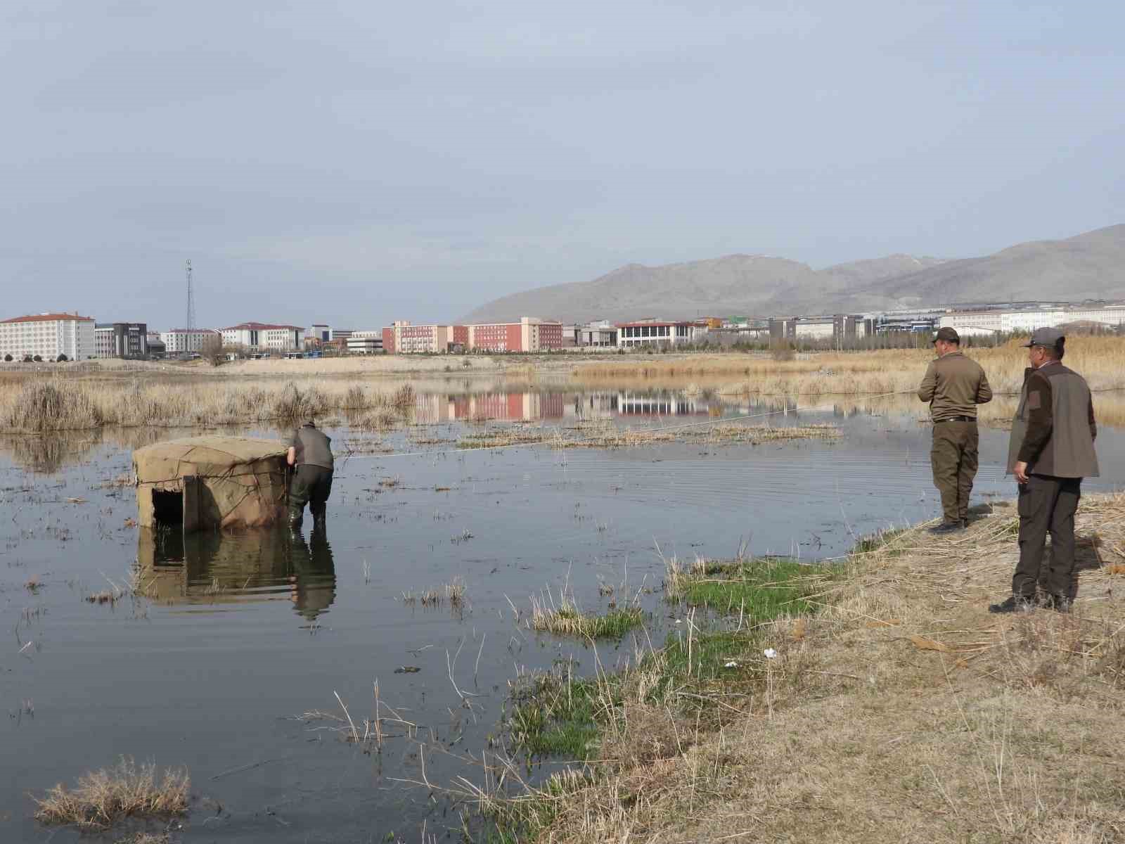 akkaya-barajindaki-kacak-avci-kulubeleri-yikildi