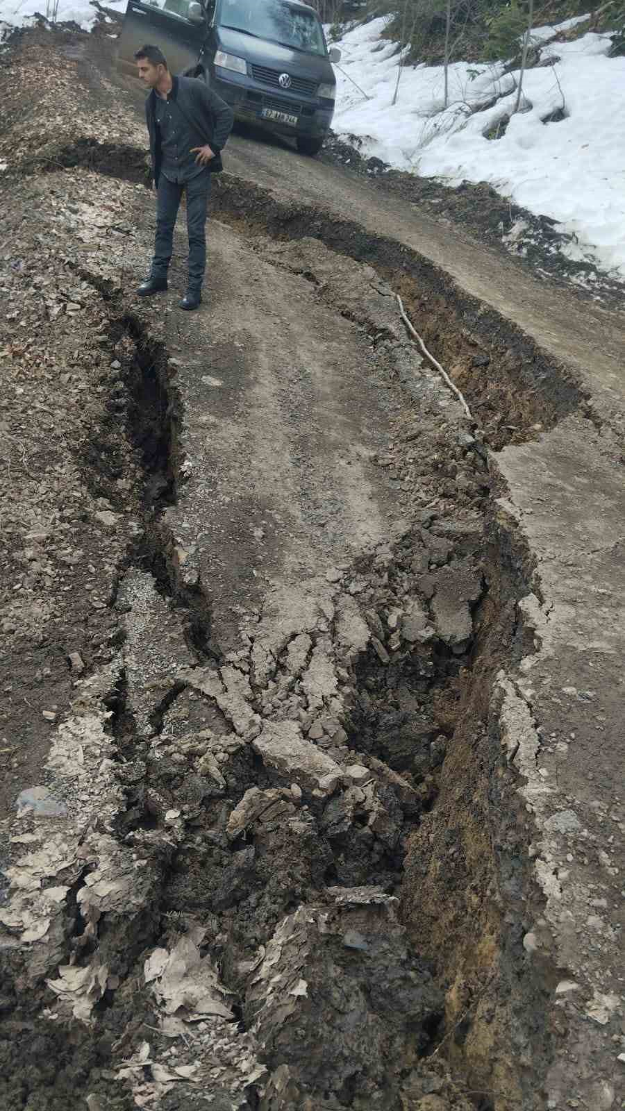 kastamonuda-heyelan-sebebiyle-yol-coktu