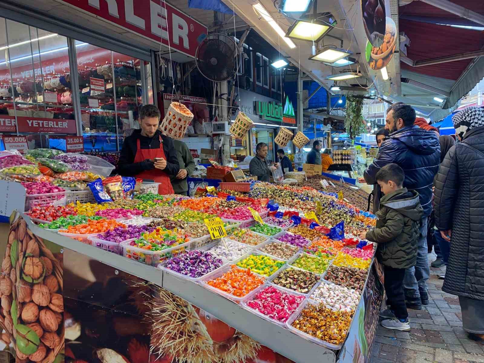 pazar-tezgahlari-bayram-sekerleriyle-renklendi