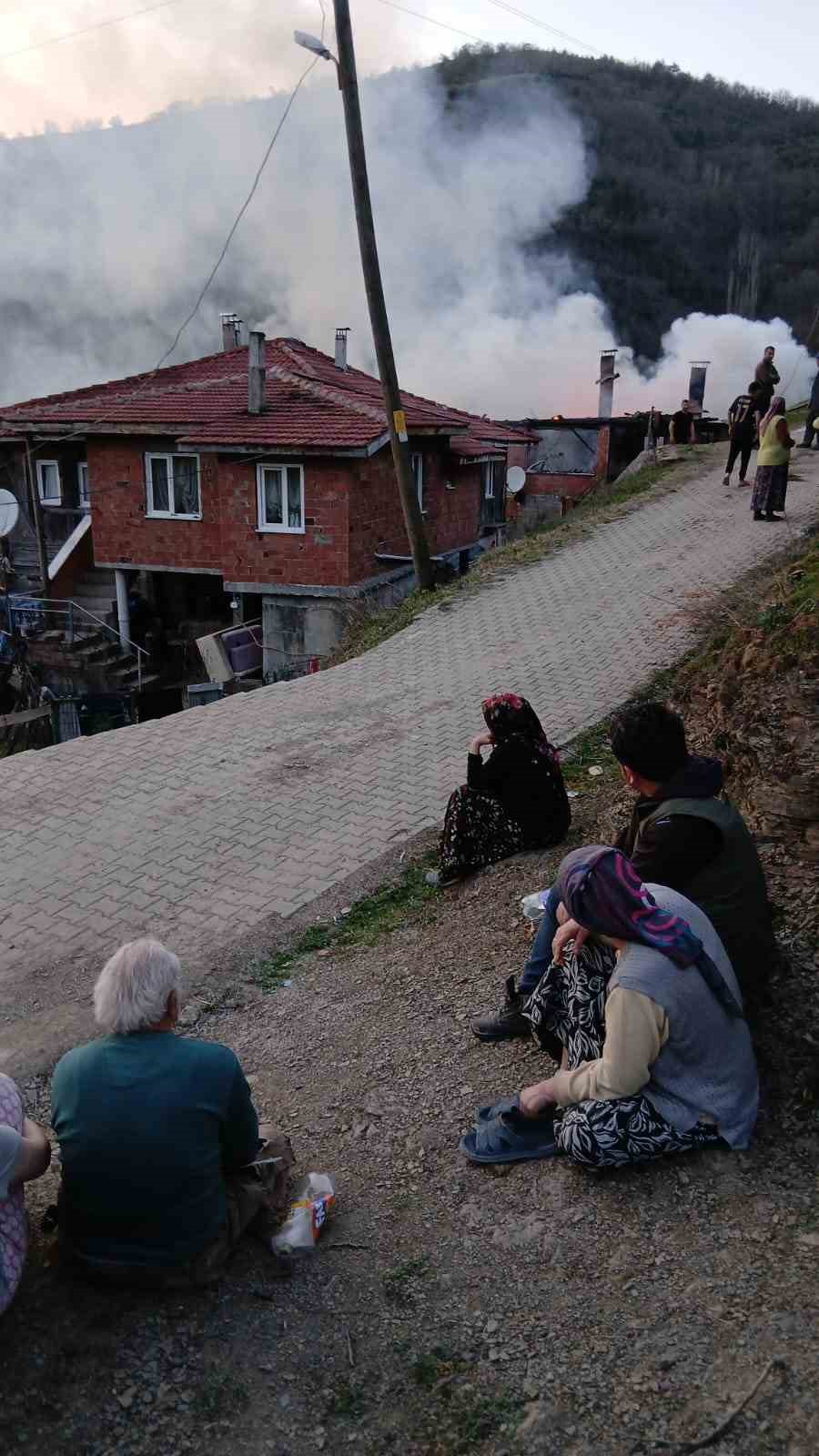 son-anda-yanmaktan-kurtuldular-caresizce-alevleri-izlediler