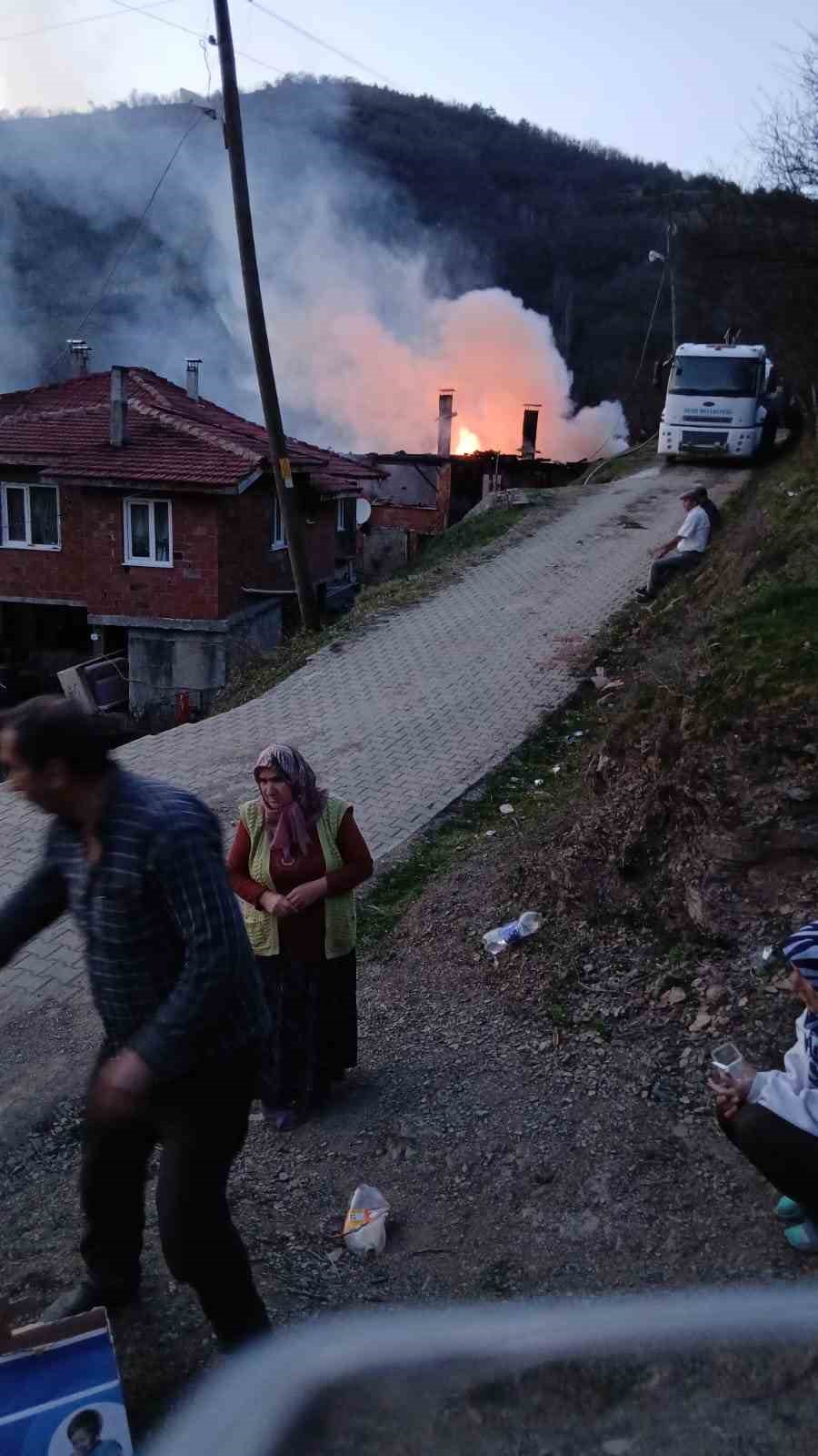 son-anda-yanmaktan-kurtuldular-caresizce-alevleri-izlediler