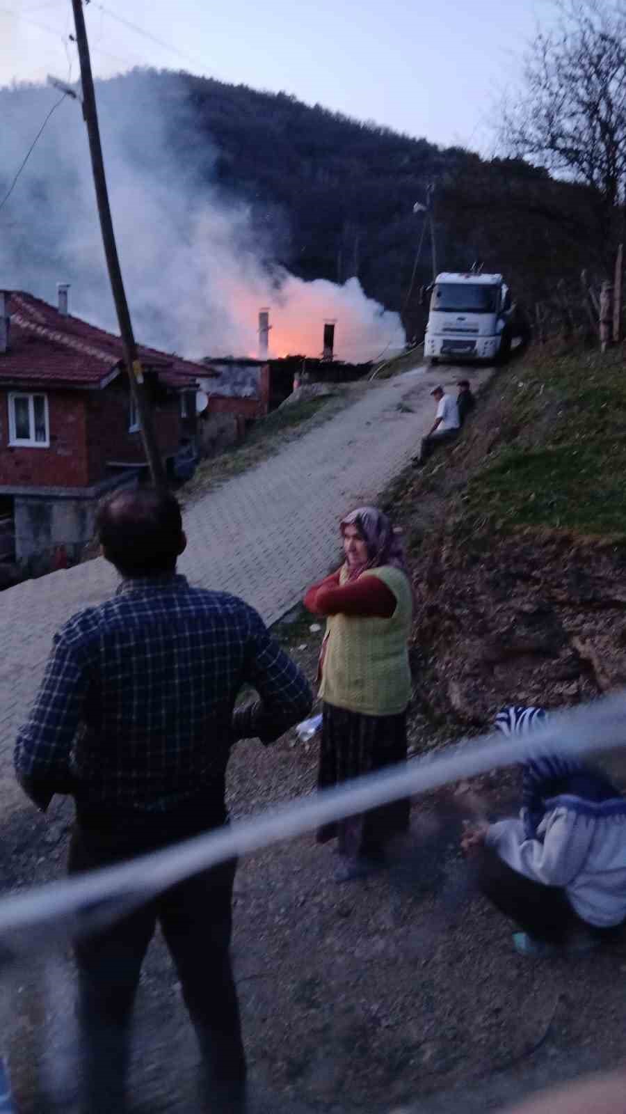 son-anda-yanmaktan-kurtuldular-caresizce-alevleri-izlediler