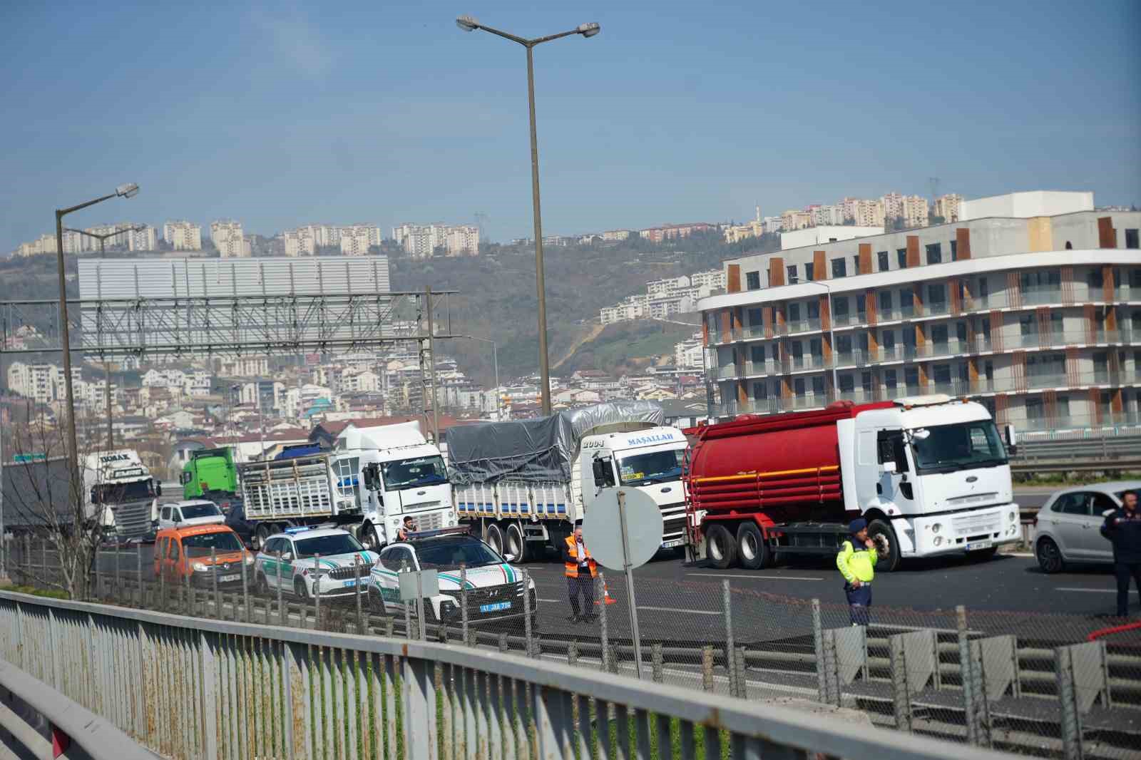 temde-lastigi-patlayan-tir-alevlere-teslim-oldu-trafik-kilitlendi