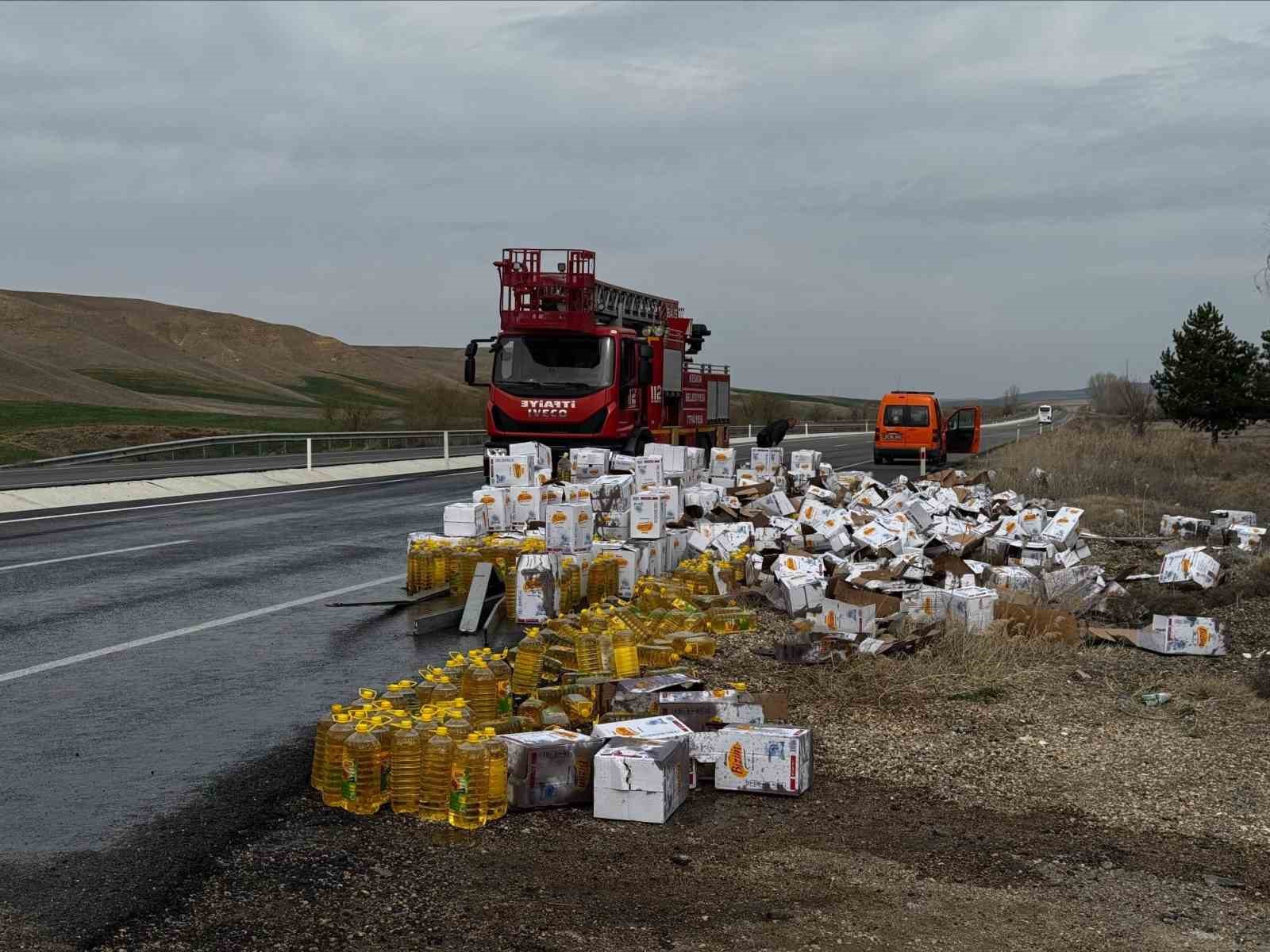 tirdan-devrilen-yag-dolu-tenekeler-arac-trafigini-aksatti